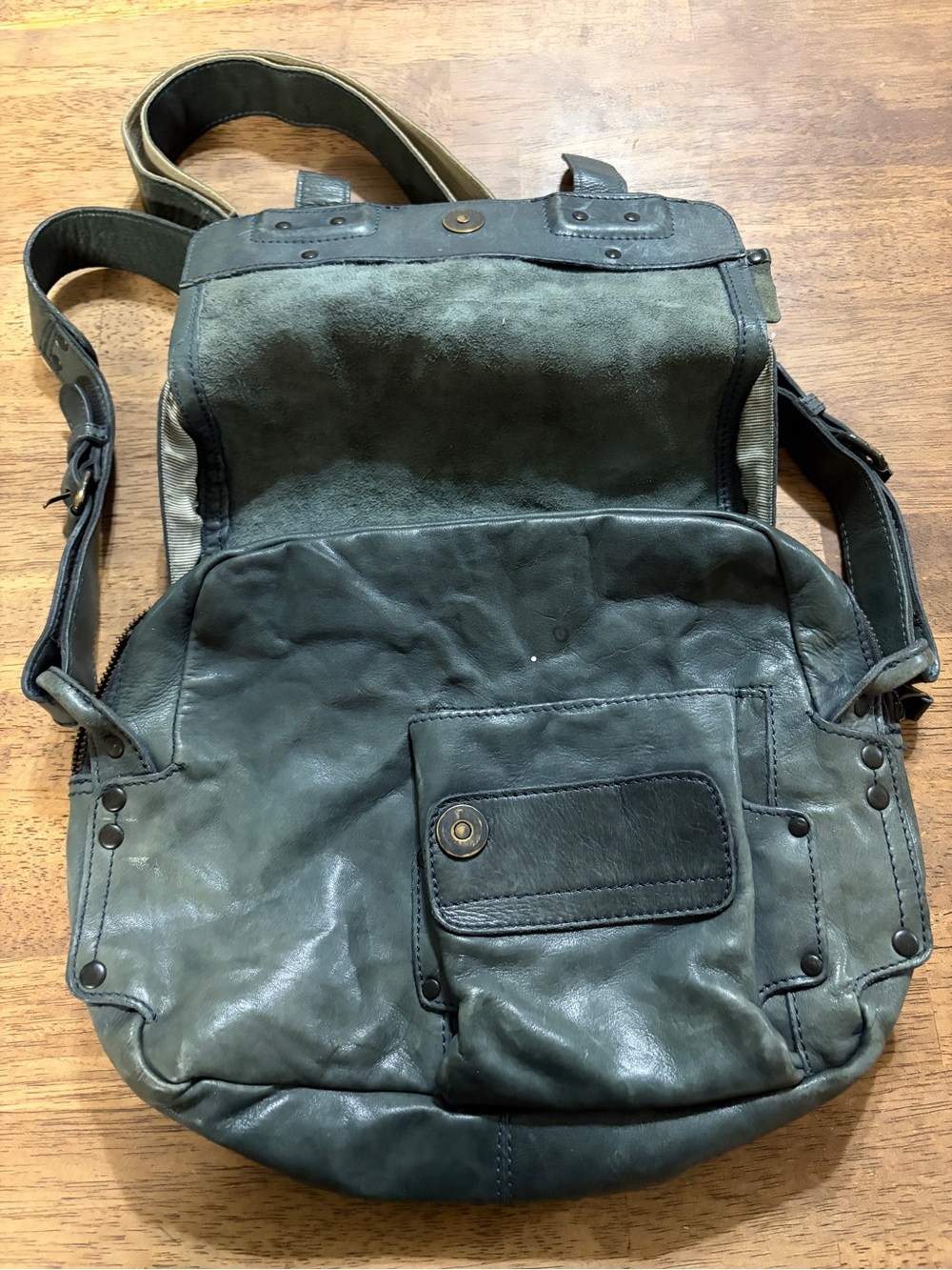 Classic Olive Green Leather Messenger Bag for Men - Picture 3 of 7